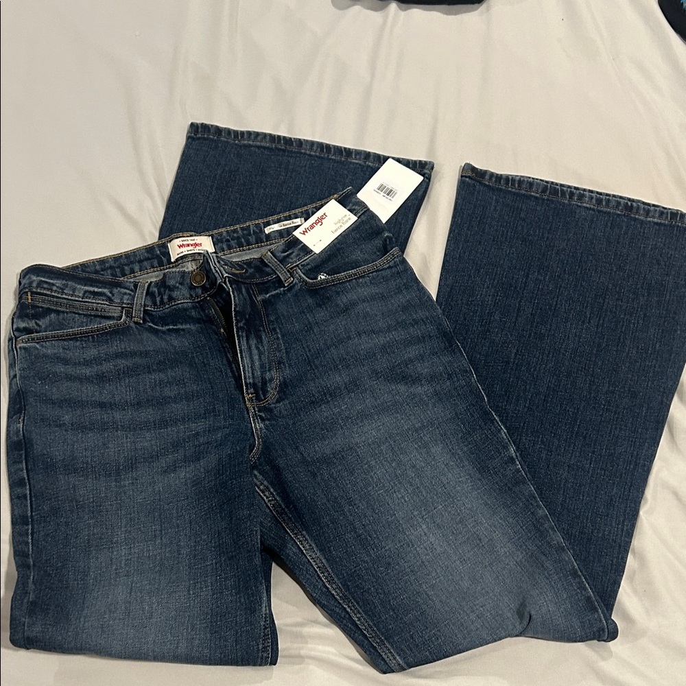 Wrangler women’s flare jeans NWT